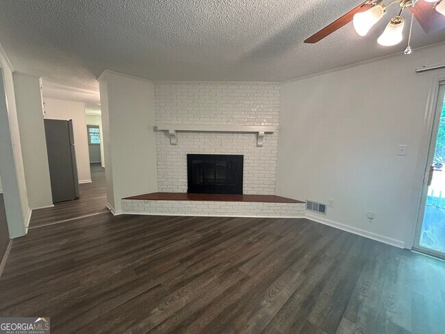 Building Photo - 729 Holly Dr