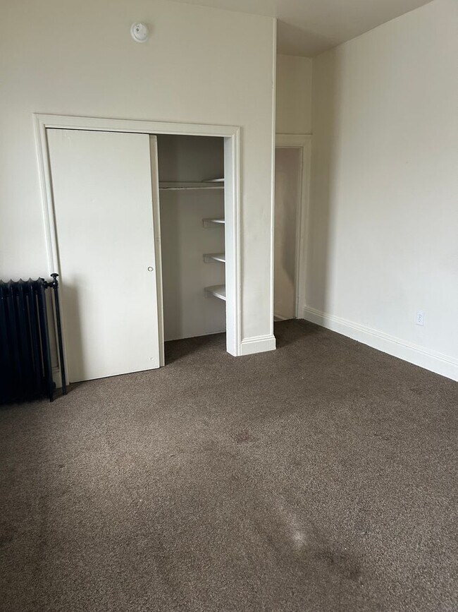 Building Photo - 758 W King St