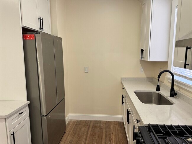 Building Photo - 474 Talbot Ave