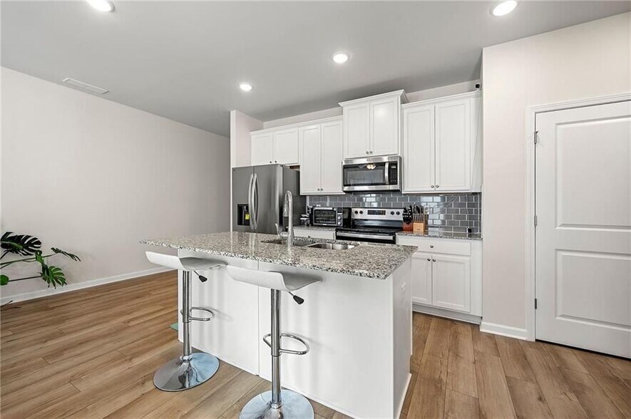 Building Photo - 6372 Rosetta Dr