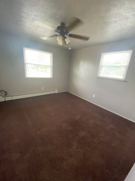 Front bedroom - 3996 S Schenley Ave
