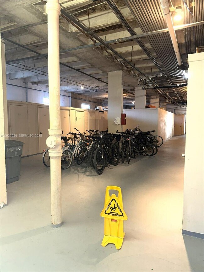 Building Photo - 9700 E Bay Harbor Dr