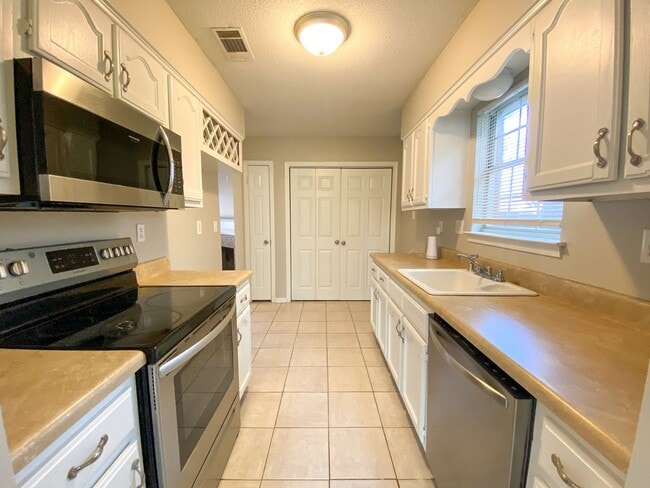 Building Photo - 3 bed, 2 bath home with wonderful curb appeal near N. Germantown Pkwy / $250 Gift card if move in...