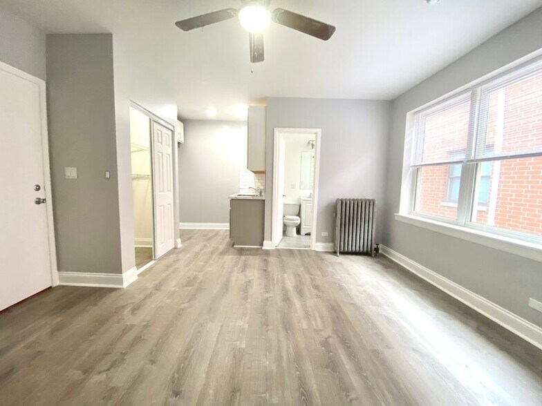 Building Photo - 4241 N Kenmore Ave