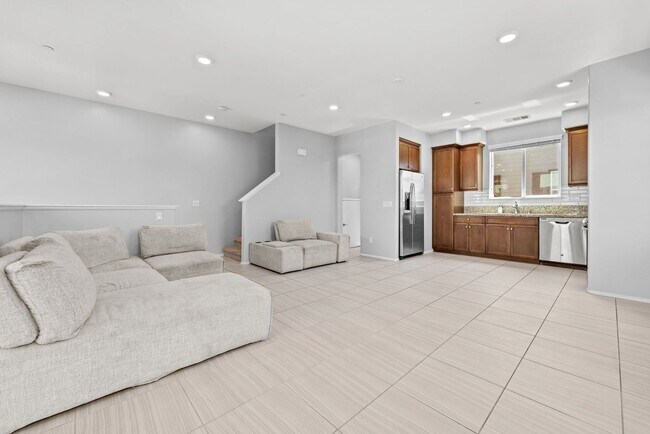 Building Photo - 2 Bedroom Townhome in the Lakepointe Community!