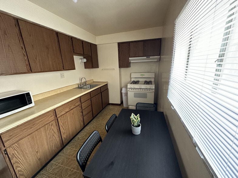 Building Photo - 10 Oakland Sq