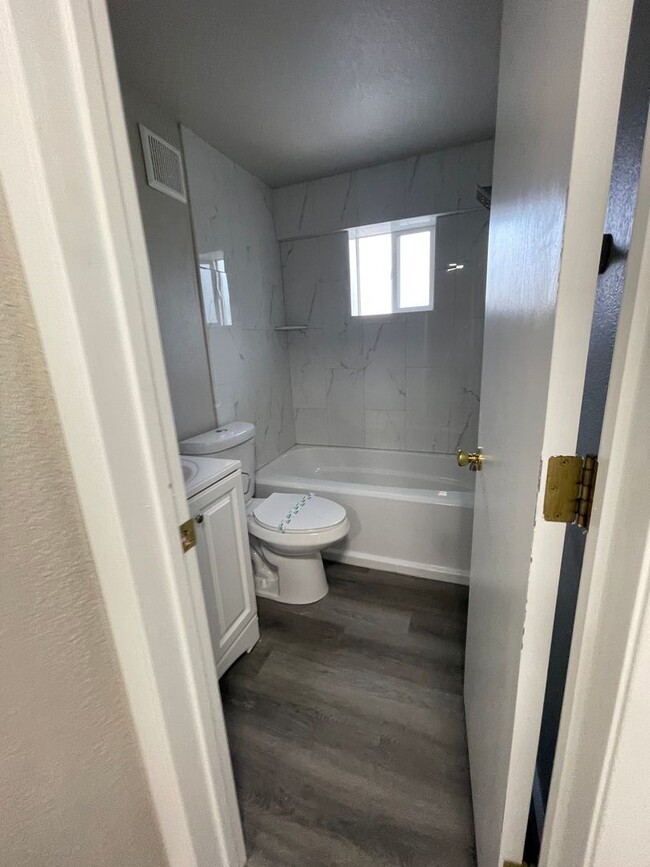 Building Photo - Remodeled 2 bed 1 bath close to Mid Town