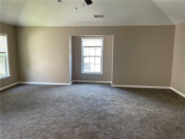 Building Photo - 8801 Lakecrest Way