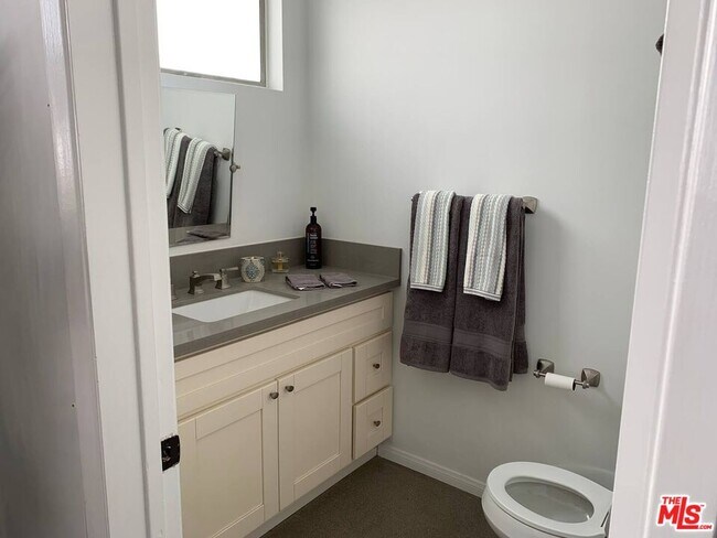 Building Photo - 1152 N Ogden Dr