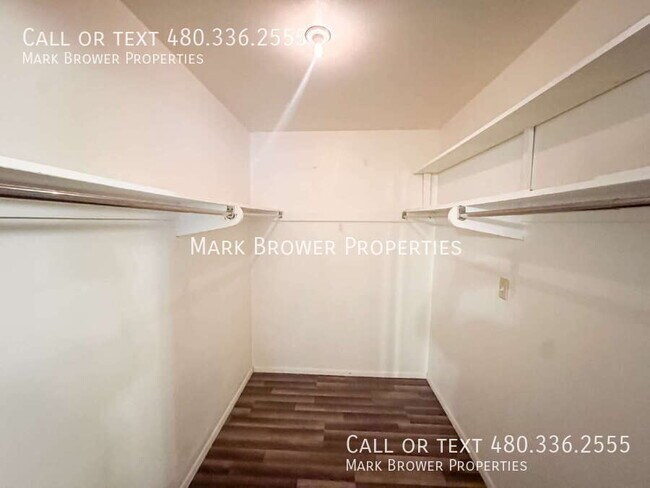 Building Photo - 910 E La Jolla Dr