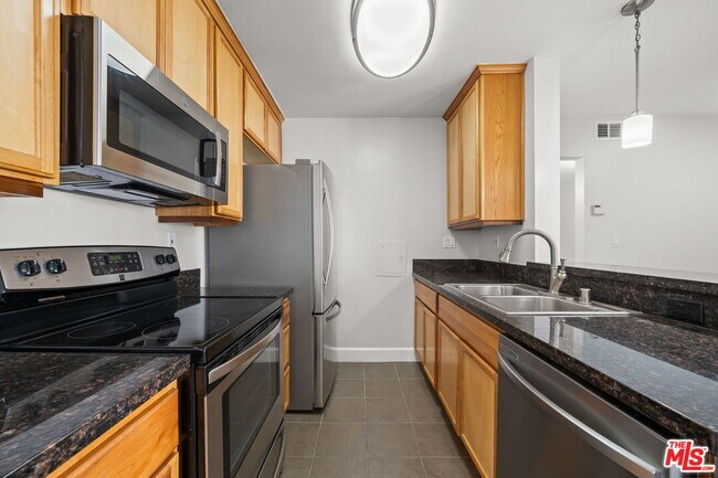 Building Photo - 10982 Roebling Ave