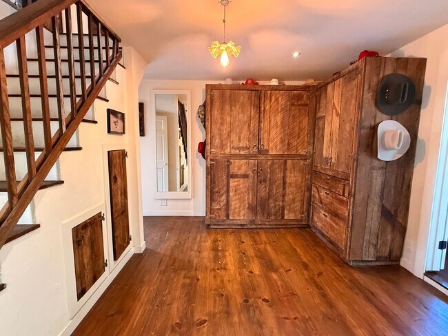 Building Photo - Furnished 1940s Beachwood Canyon Retreat with Treetop Deck + Creative Loft!