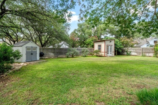 Building Photo - 15905 De Peer Ave