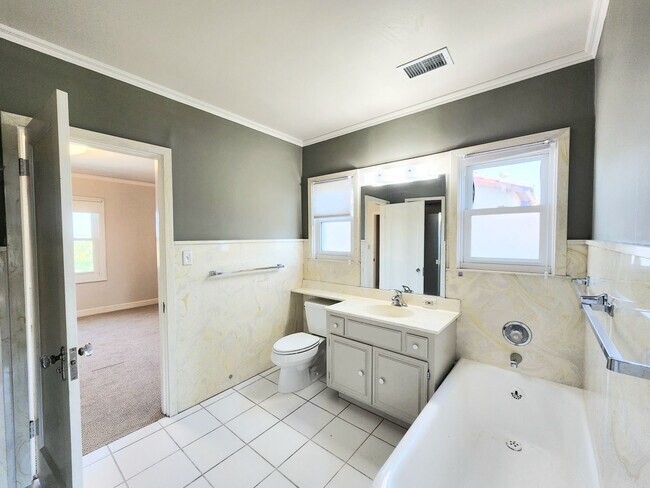 Building Photo - Elegant, spacious home in San Mateo