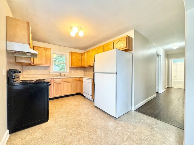 Building Photo - 3 Bedroom home near Guilford College