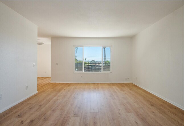 Building Photo - 1420 Hilltop Dr