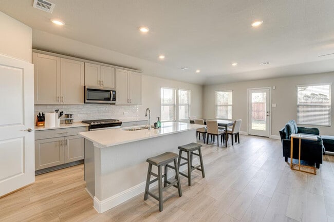 Building Photo - 723 Williams Wy