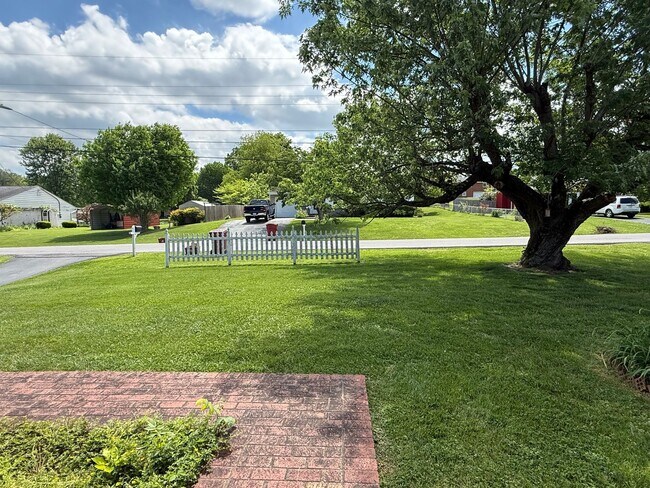 Building Photo - Beautiful 3 bedroom- North Johnson City & Town Acres school district!