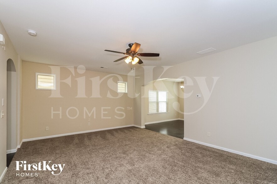 Building Photo - 703 Barberry Dr