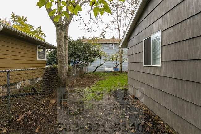 Building Photo - 3+ Bedroom House w/ Large Backyard - Southeast Portland!