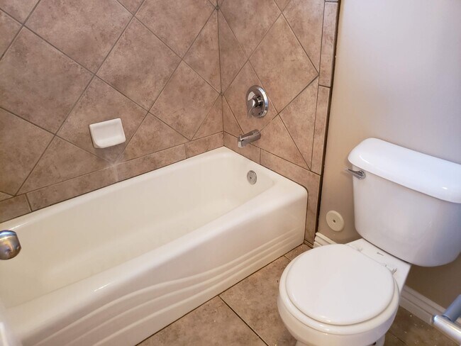 Building Photo - Beautiful 4 bed 2 bath home with 3 car gar...