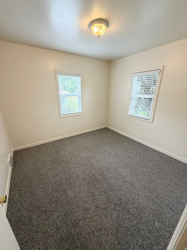 Building Photo - Ideally Located in the Heart of Murray