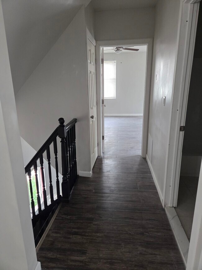 Building Photo - 440 E Cheltenham Ave