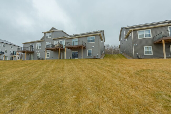 Building Photo - Awesome maple grove 5 bed 4 bath townhome! Pond views, 2 years old!