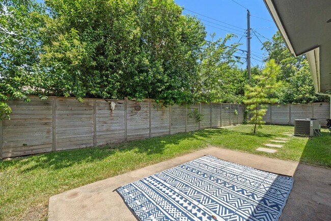 Building Photo - 6707 Columbia Dr