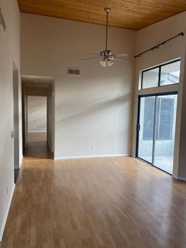 Building Photo - Beautiful 2 Bed 2 Bath condo in Pomona