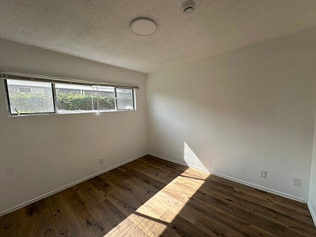 Building Photo - 2027 Ridgeley Dr