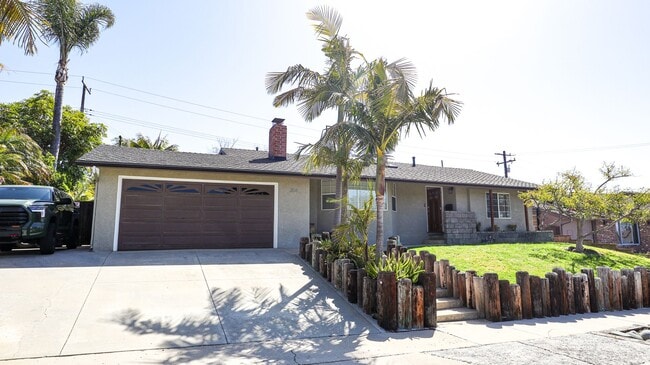 Building Photo - Beautifully Remodeled 3 Bed, 2 Bath Home i...