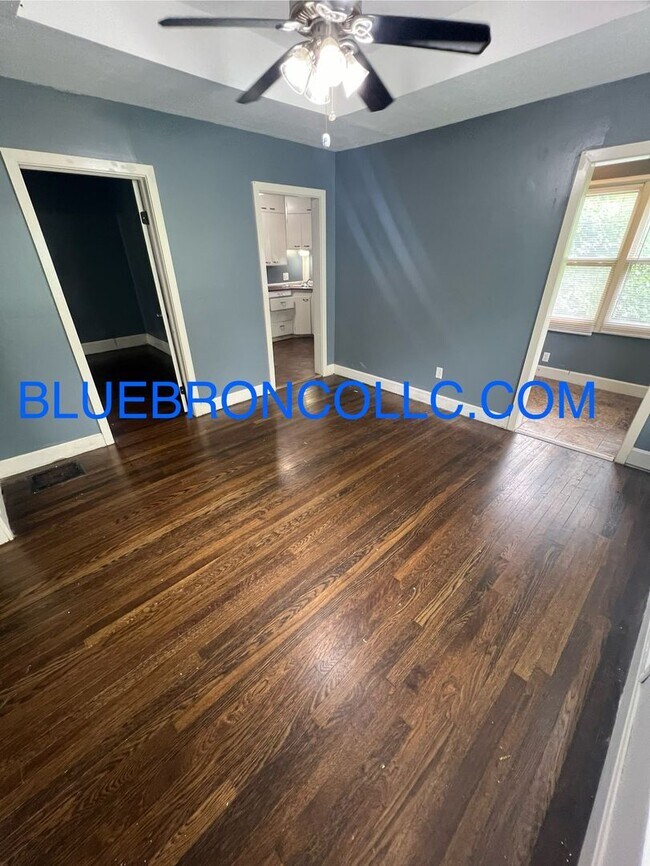 Building Photo - Cute 2 bedroom 1 bathroom home on corner lot.