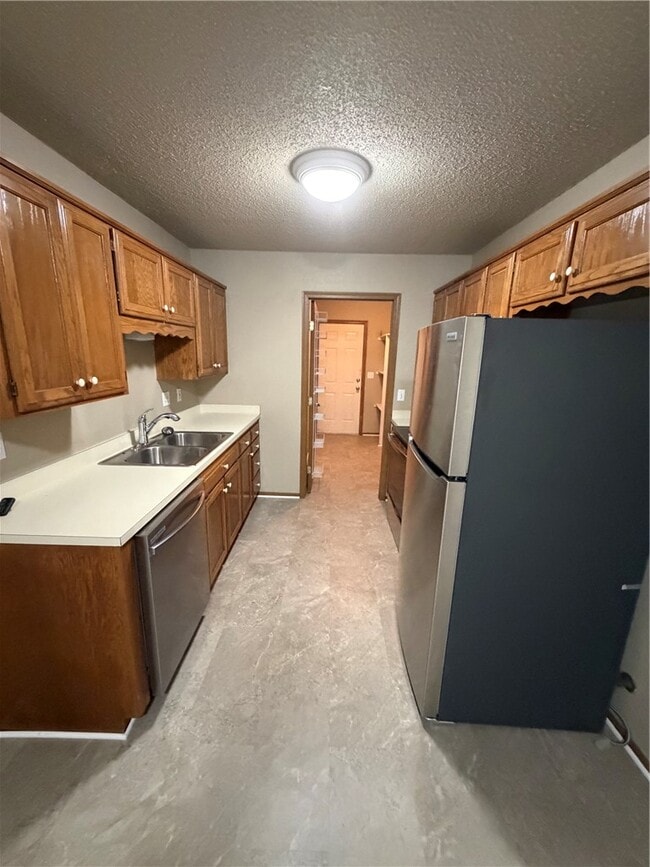 Building Photo - 2105 Oakwood Ave