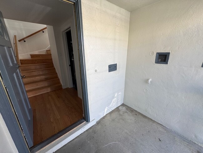 Building Photo - Remodeled 2BR/1BA Single Family Home in Su...