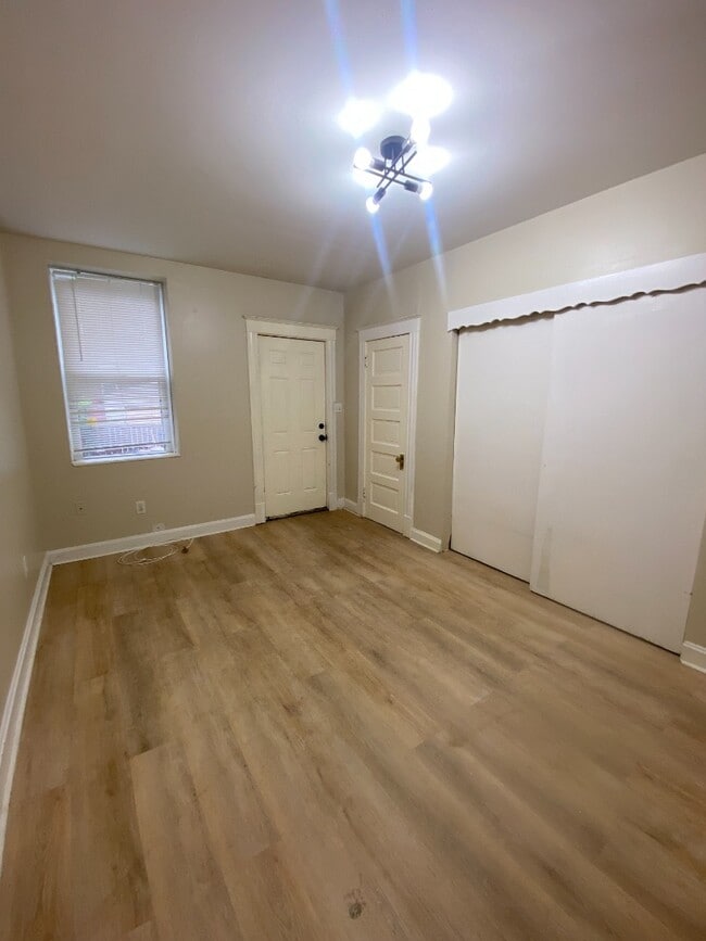 Building Photo - Updated 2 bedroom apartment in Fox Park