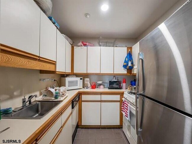 Building Photo - 2310 Dolphin Ave