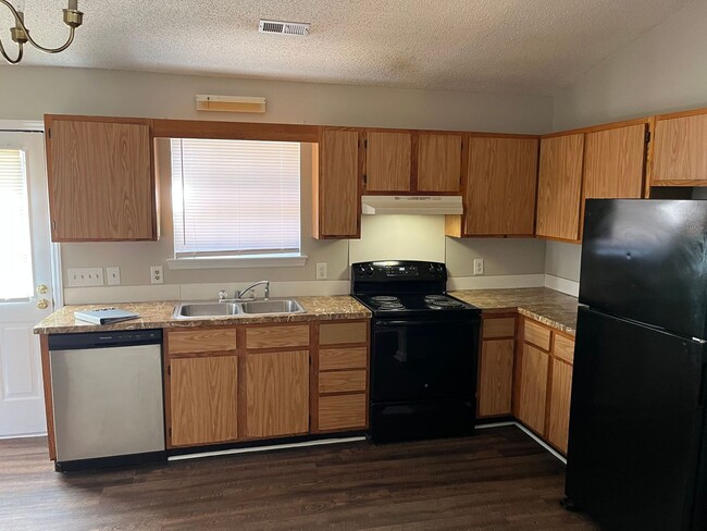 Building Photo - Inviting 3-bedroom, 2-bathroom Home on a C...