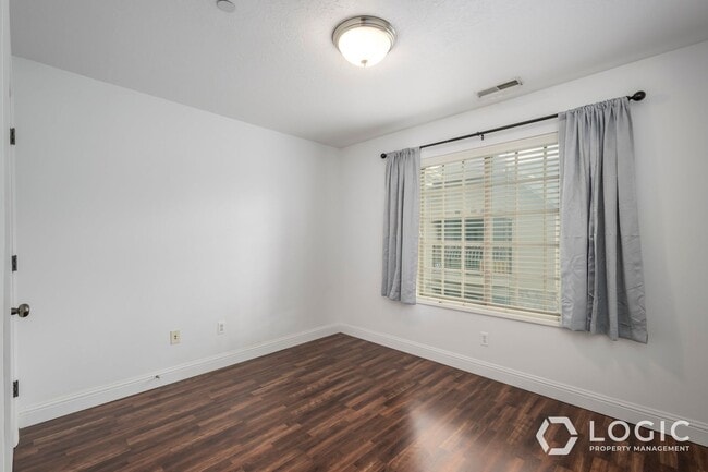 Building Photo - Stunning Top Floor Condo in Great Location!