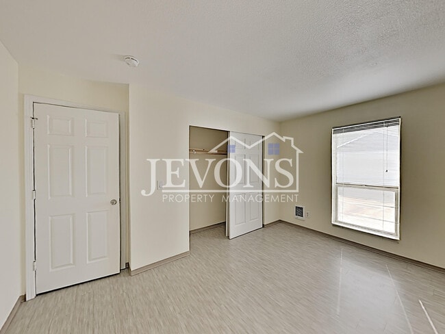 Building Photo - 1516 N Brook Ct