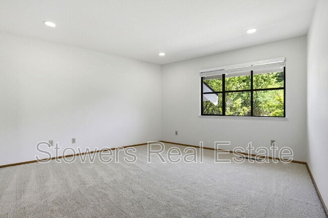 Building Photo - 618 Banister Ln