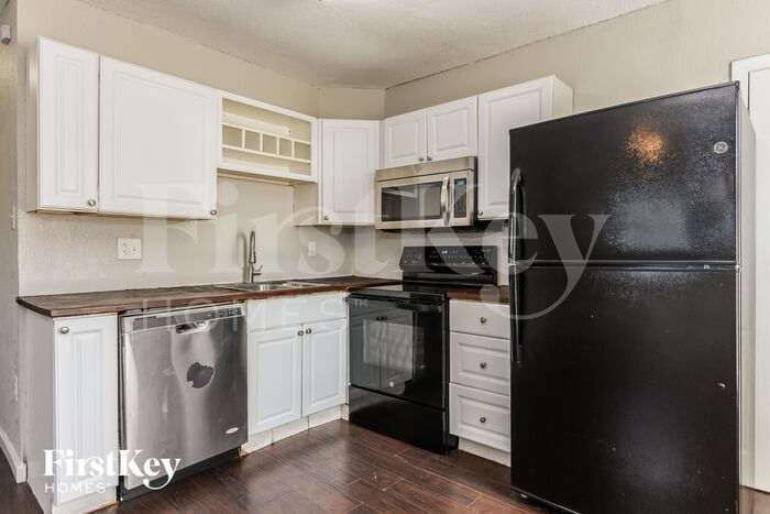 Building Photo - 7706 Aviano Ave
