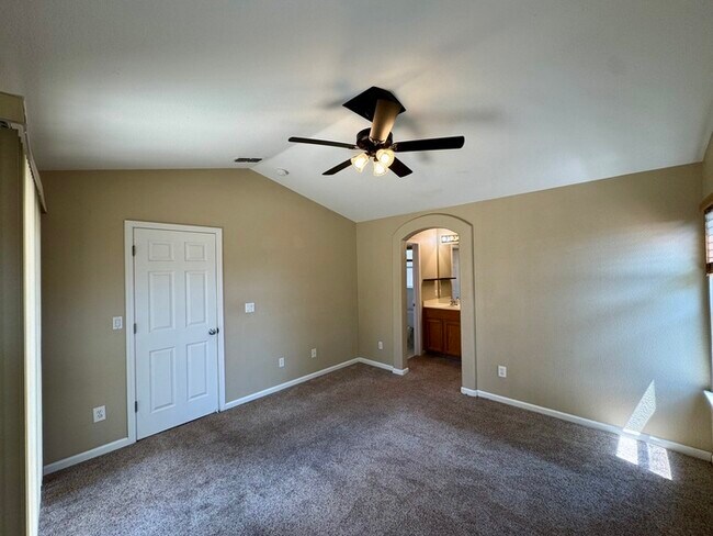 Building Photo - Beautiful 3 Bed / 2 Bath Home with 2-Car Garage in Roseville