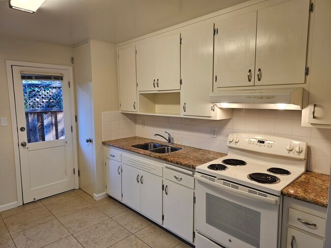 Light and bright kitchen with large pantry and granite countertops - 282 Monroe Dr