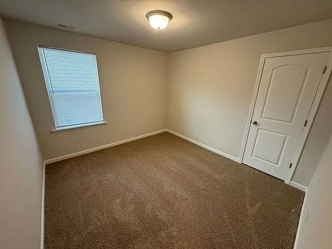 Building Photo - Modern Four Bedroom Home