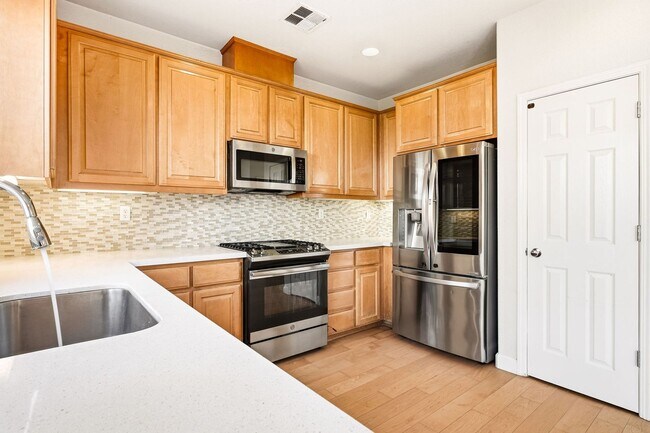 Building Photo - Beautiful single 4 Bed, 2.5 Bath Family Home in Quiet Neighborhood!
