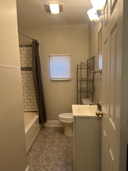 Building Photo - 407 Ponroy St