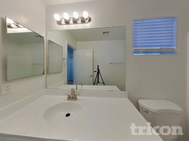 Building Photo - 4005 E La Salle St