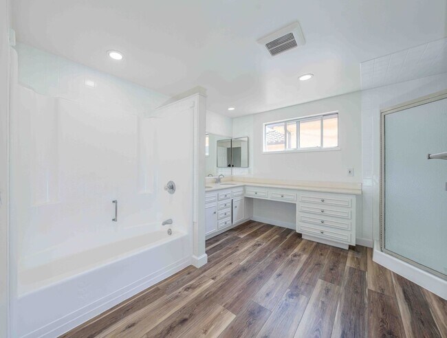 Building Photo - Spacious Elegance in the Heart of Irvine