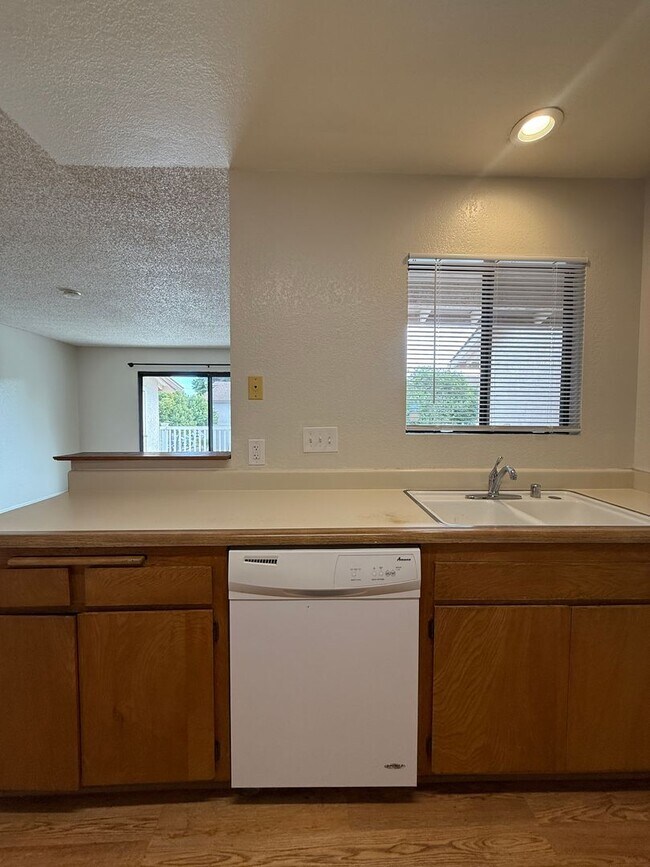 Building Photo - Quail Meadows Upstairs Condo